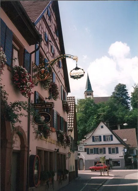 Säule mit Schnürung