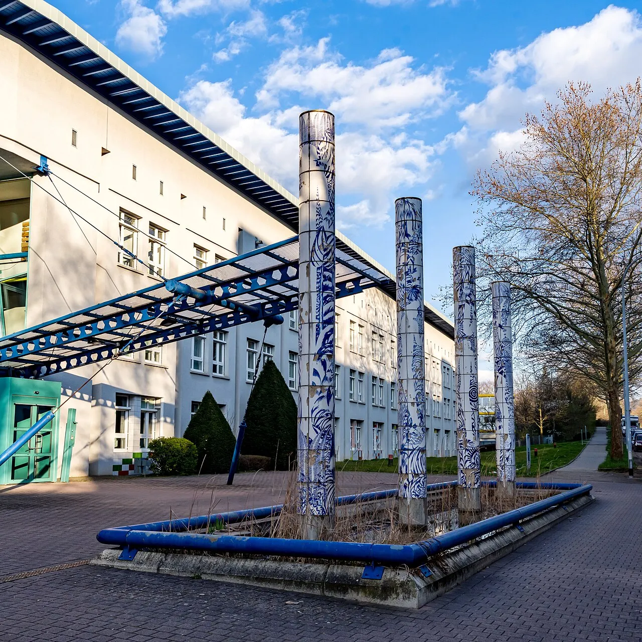 Vier Stelen im Lotusbrunnen