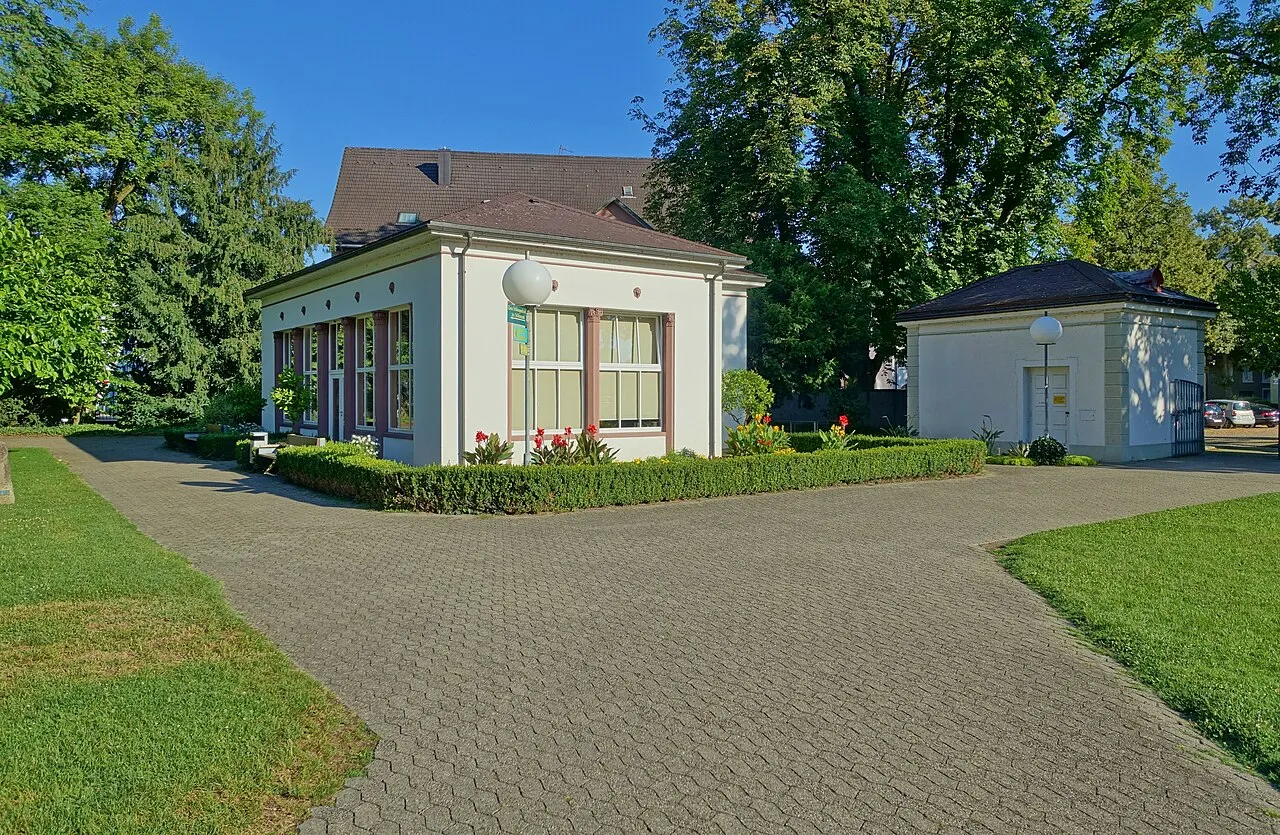 Knabe im Schlosspark