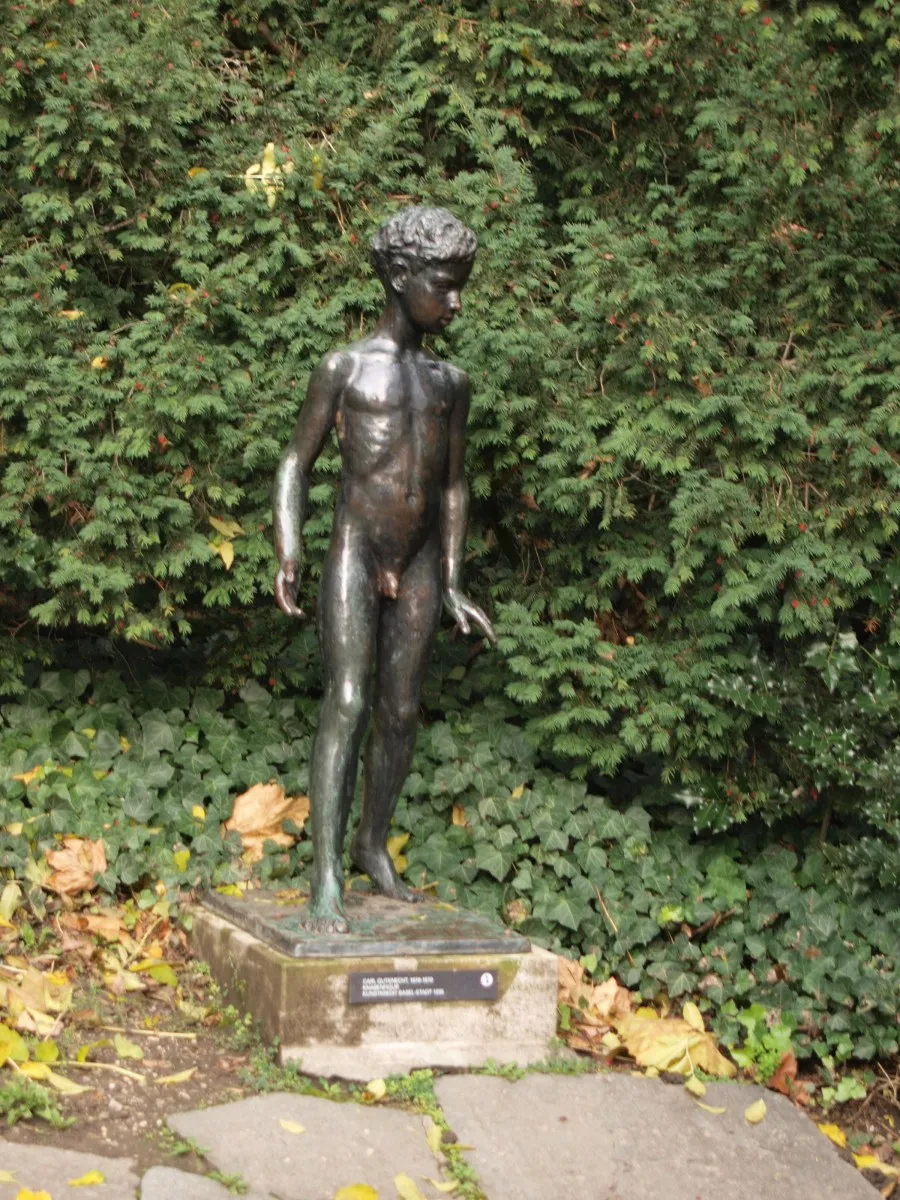 Knabenfigur