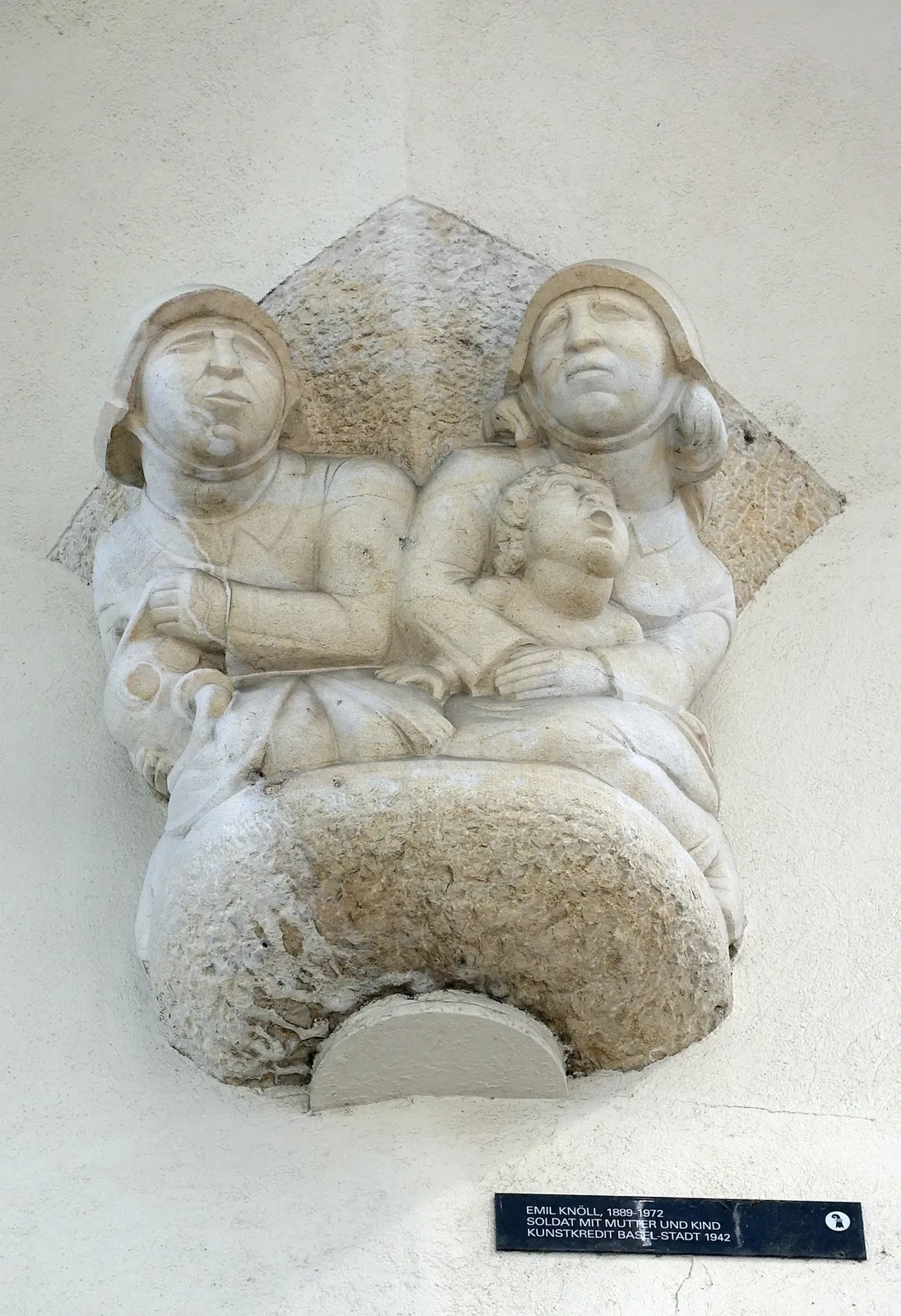 Soldat mit Mutter und Kind