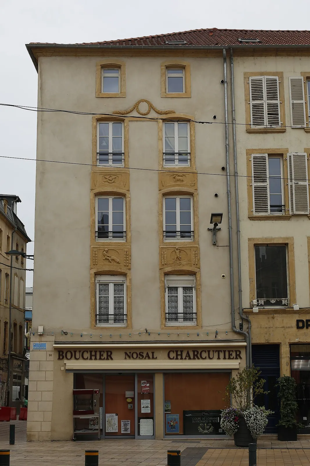 Homme, assis sur un ballot de tabac