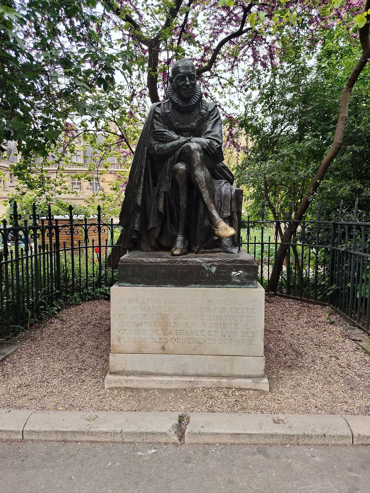 Montaigne assis