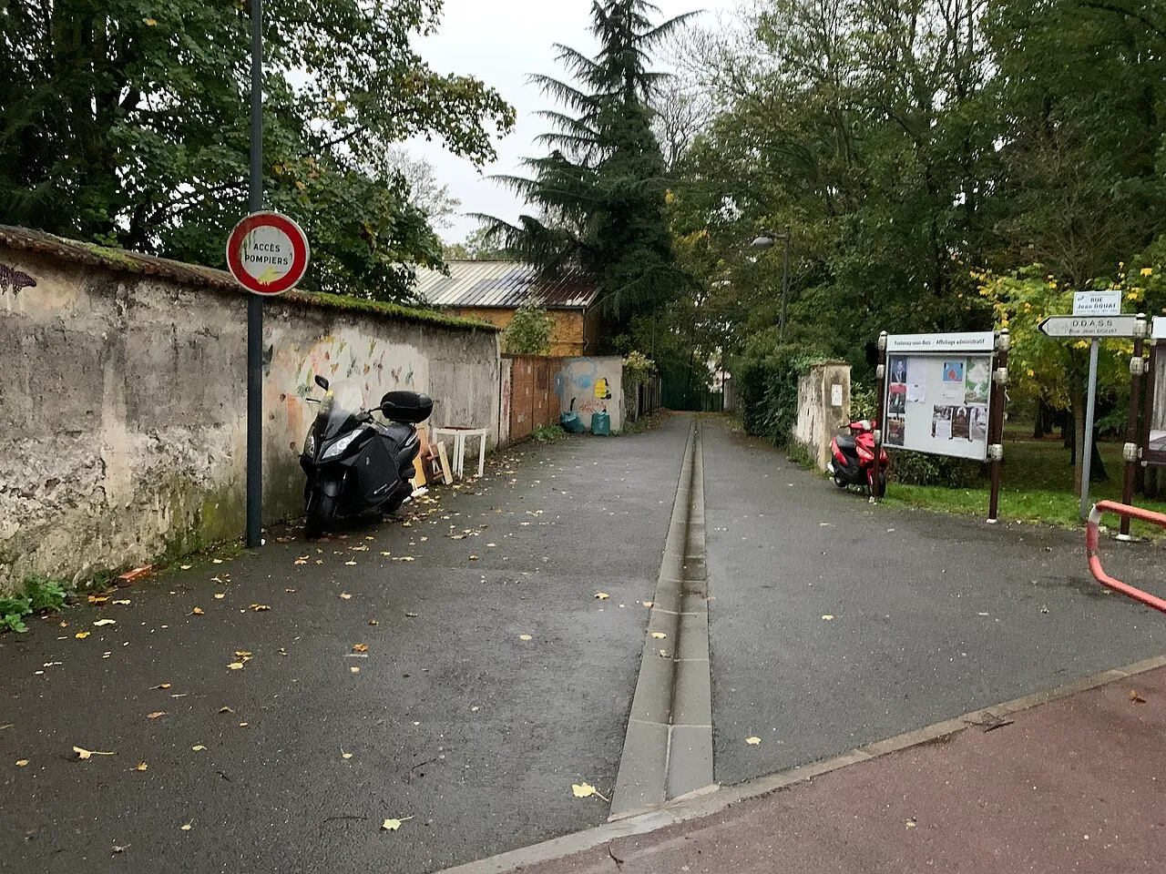 Femme au chapeau sous l'arbre