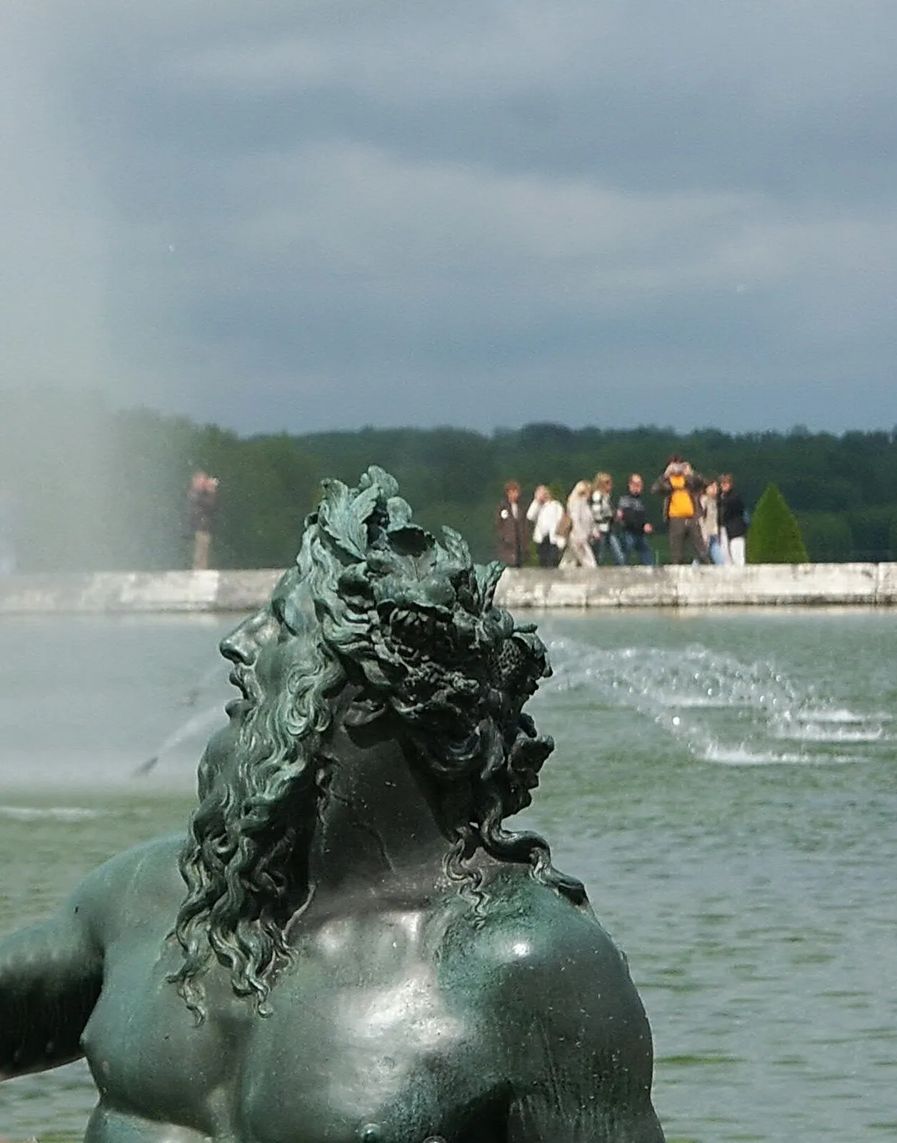 Un Amour tenant un oiseau et deux enfants