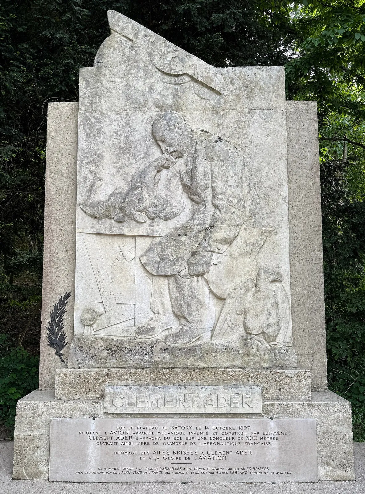 Monument à Clément Ader