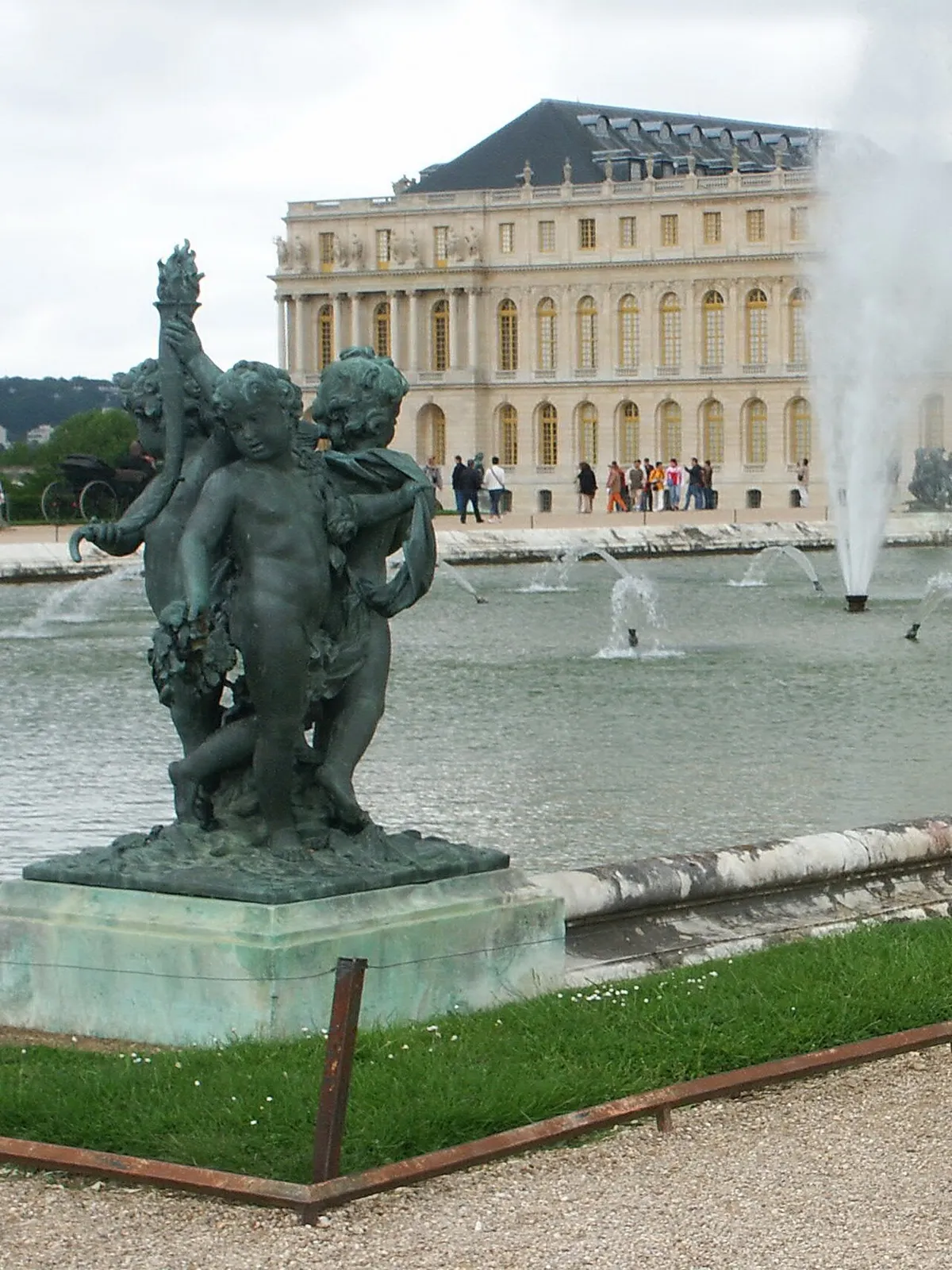 Un Amour tenant un flambeau et deux enfants