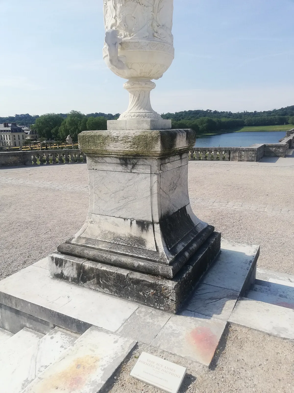 Vase aux anses formées d'un dauphin