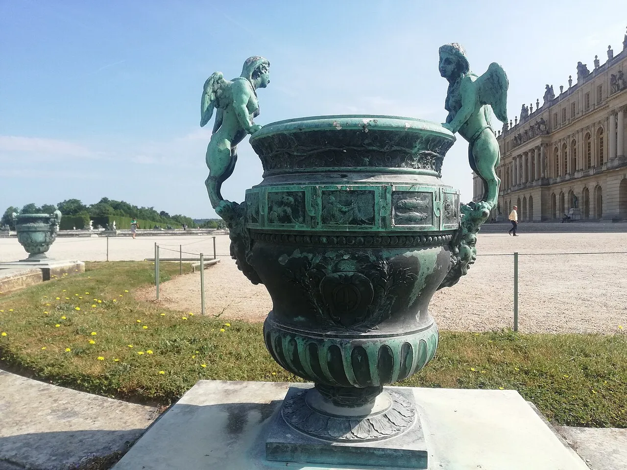 Vase avec têtes de faune surmontées de chimères