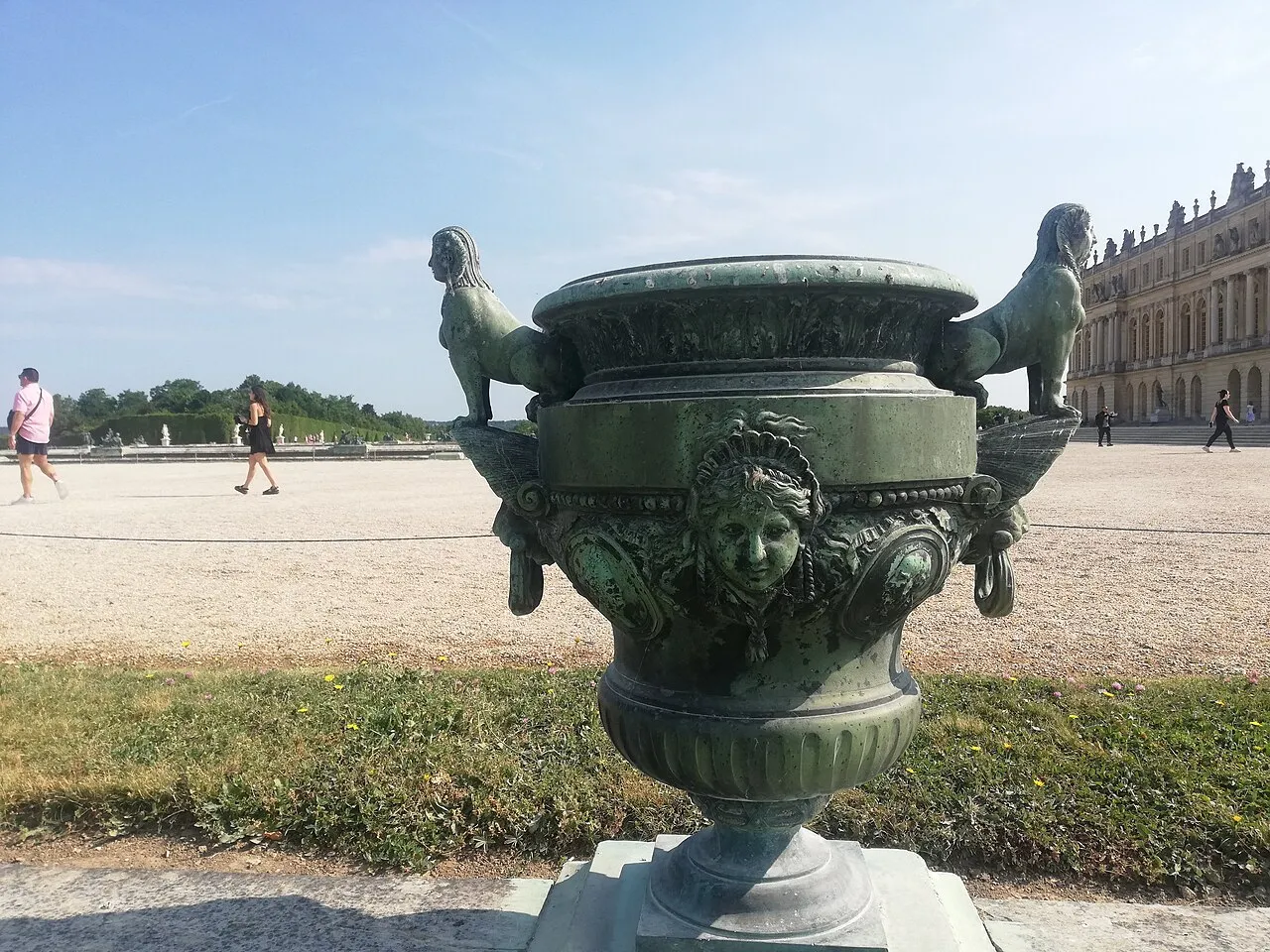Vase aux protomés de lion avec sphinge
