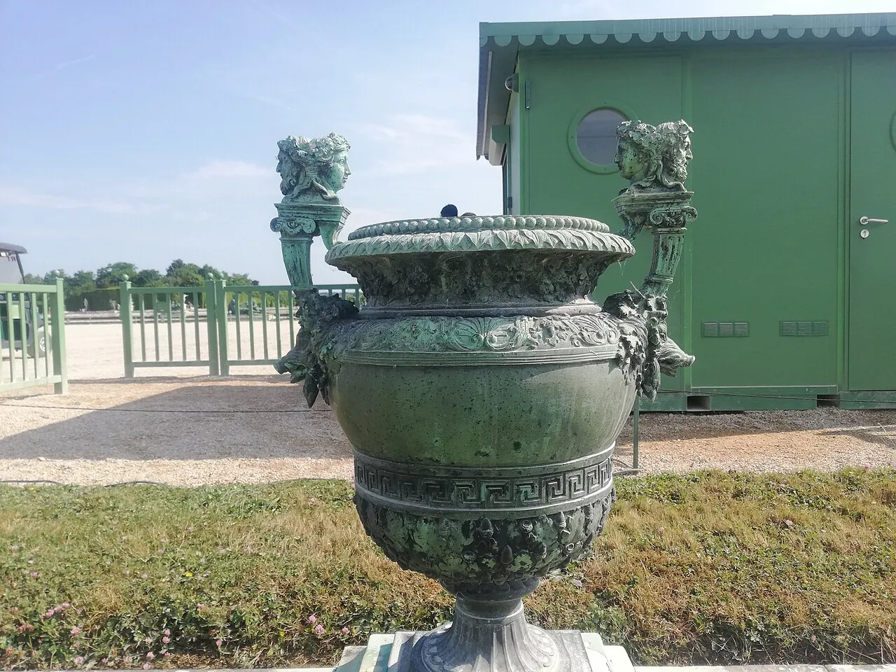Vase avec hures de sanglier et bustes bicéphales