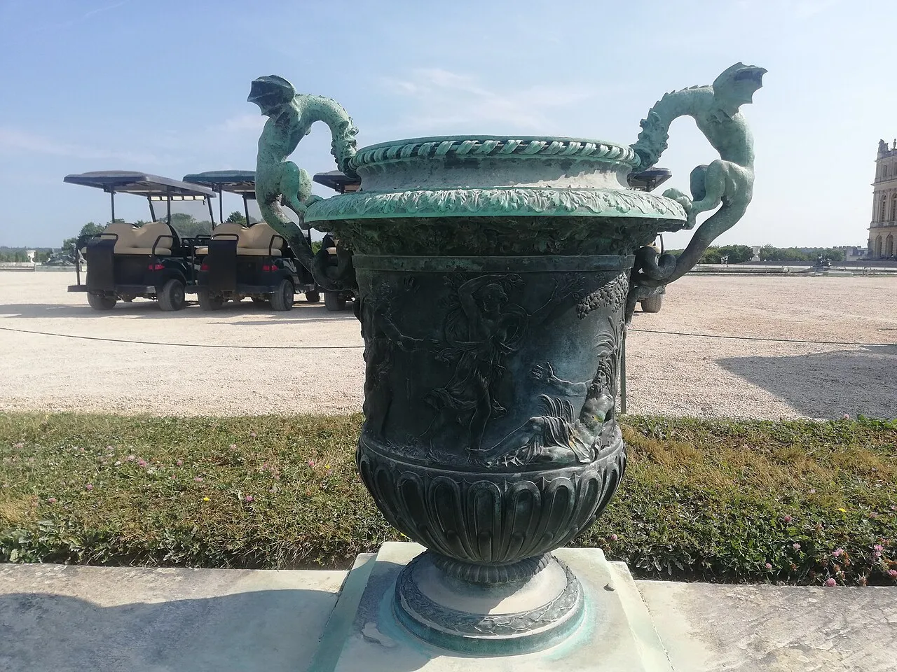 Vase aux anses formées d’un dragon