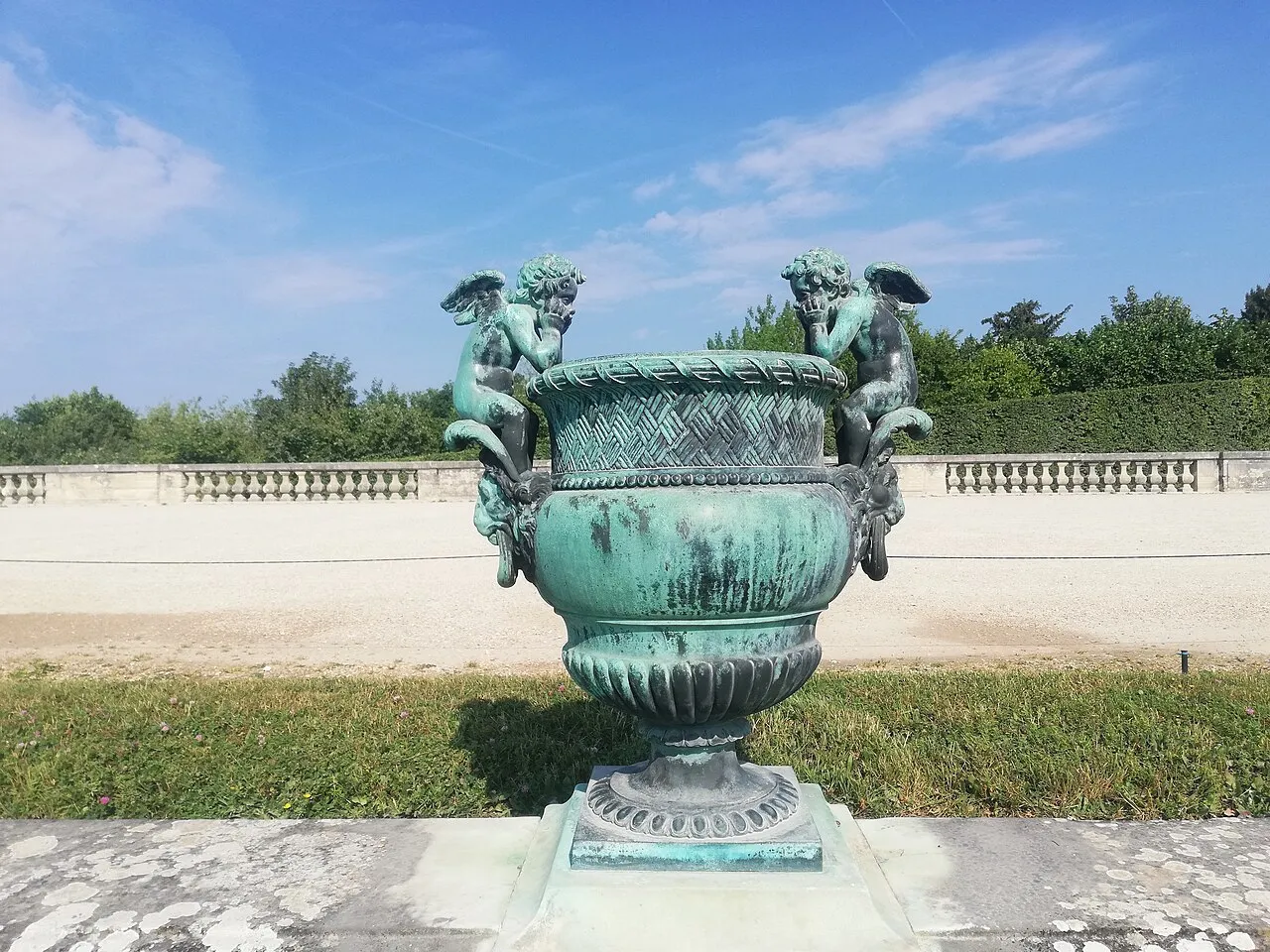 Vase aux protomés de lion avec Amour