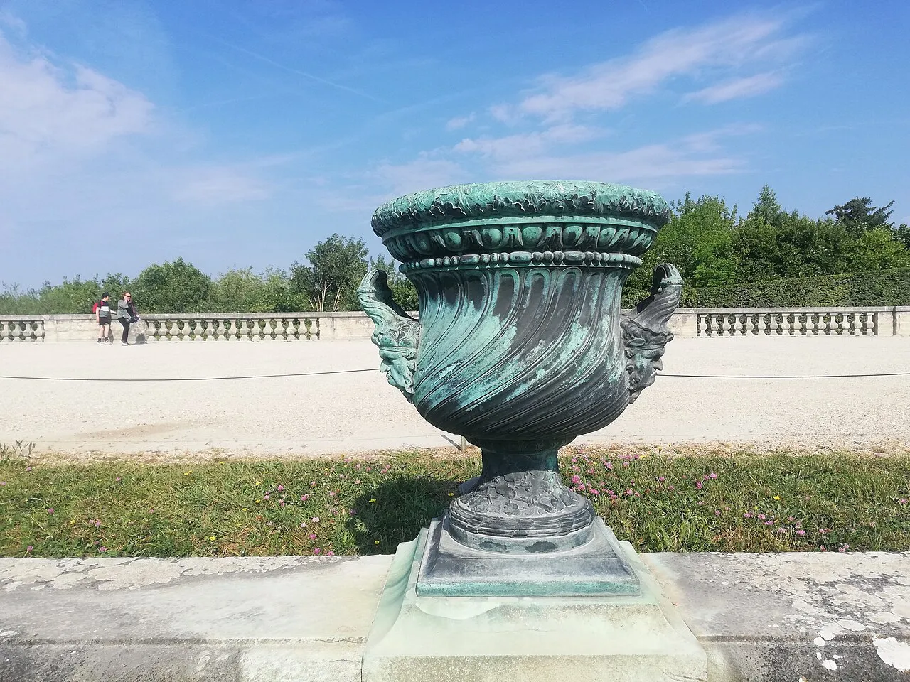 Vase aux visages grimaçants
