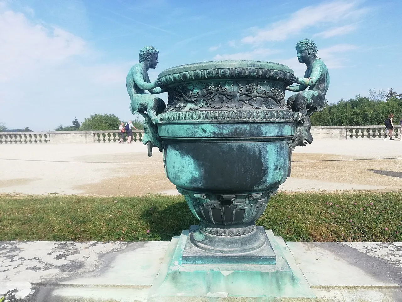 Vase avec têtes de boucs et satyres