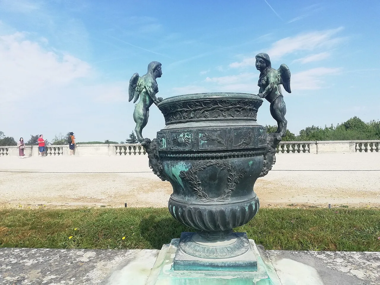 Vase à têtes de faunes et chimères