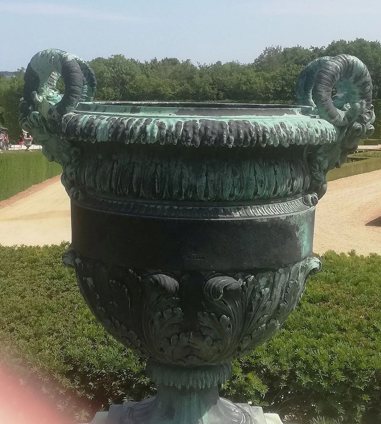 Vase à panse ceinte de têtes de bélier