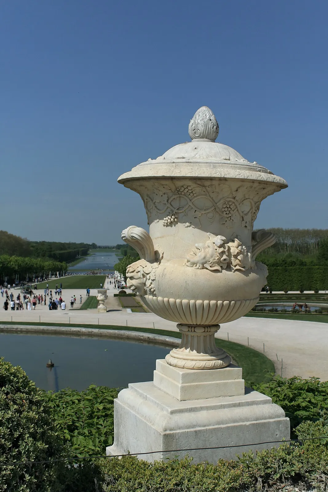 Vase aux masques et pampres de vigne