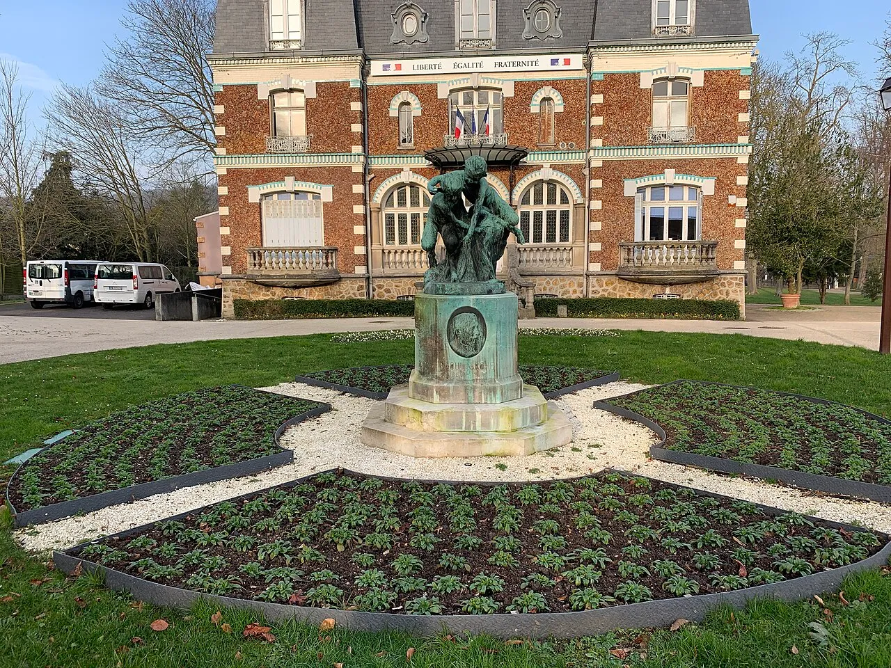 Monument à Raoul Larche