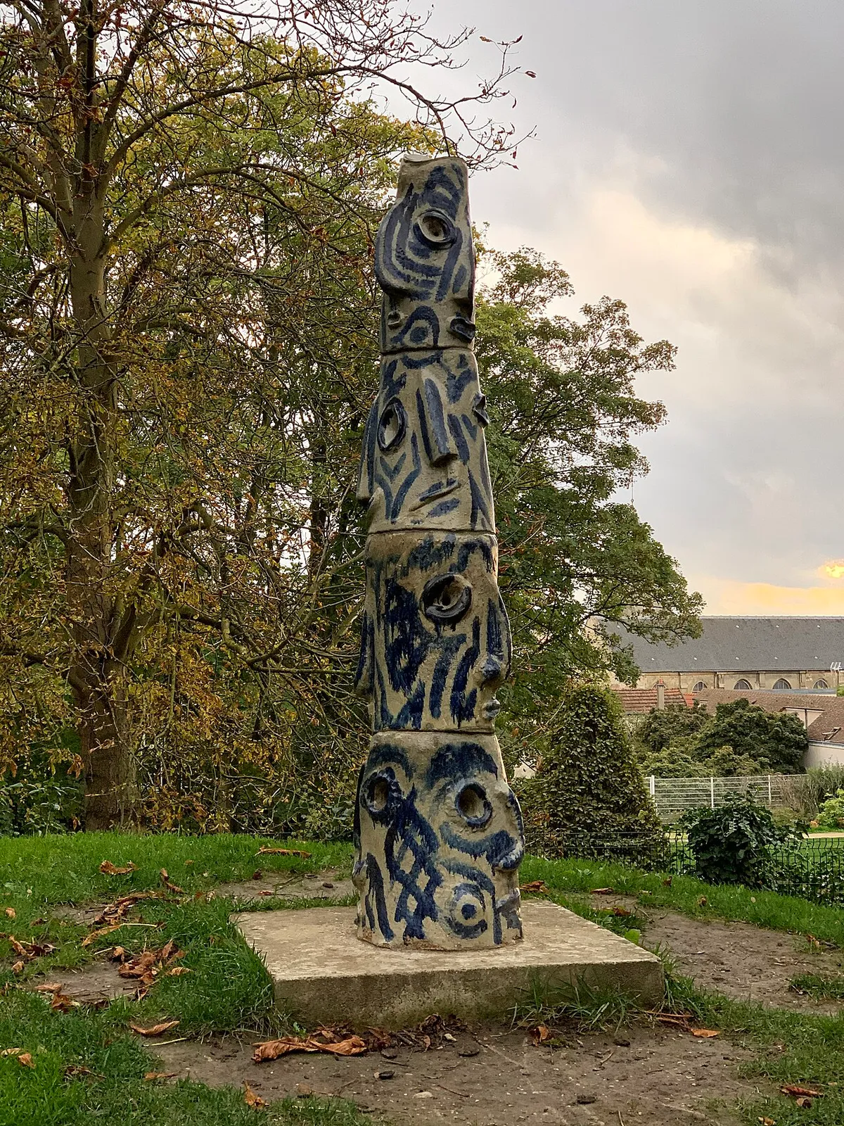 Fontaine totem bleu