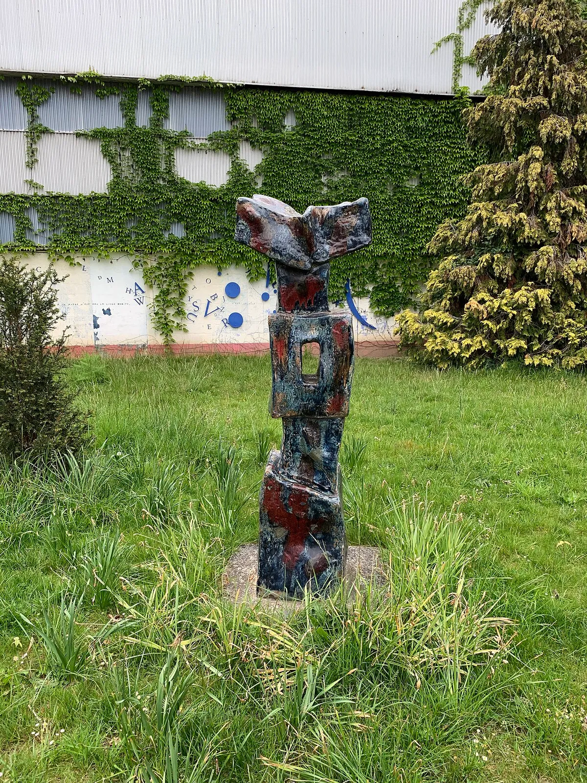 Fontaine totem rouge et bleue