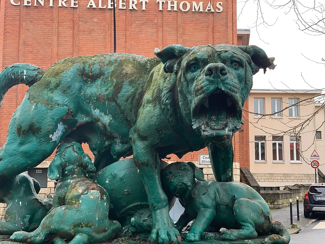 Chienne dogue protégeant ses petits