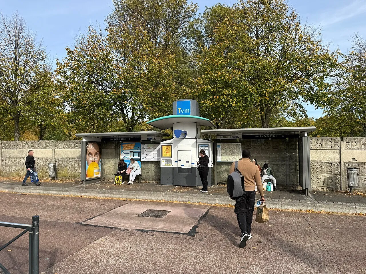 PA_1041 sur la baraque en pierre à droite de BP