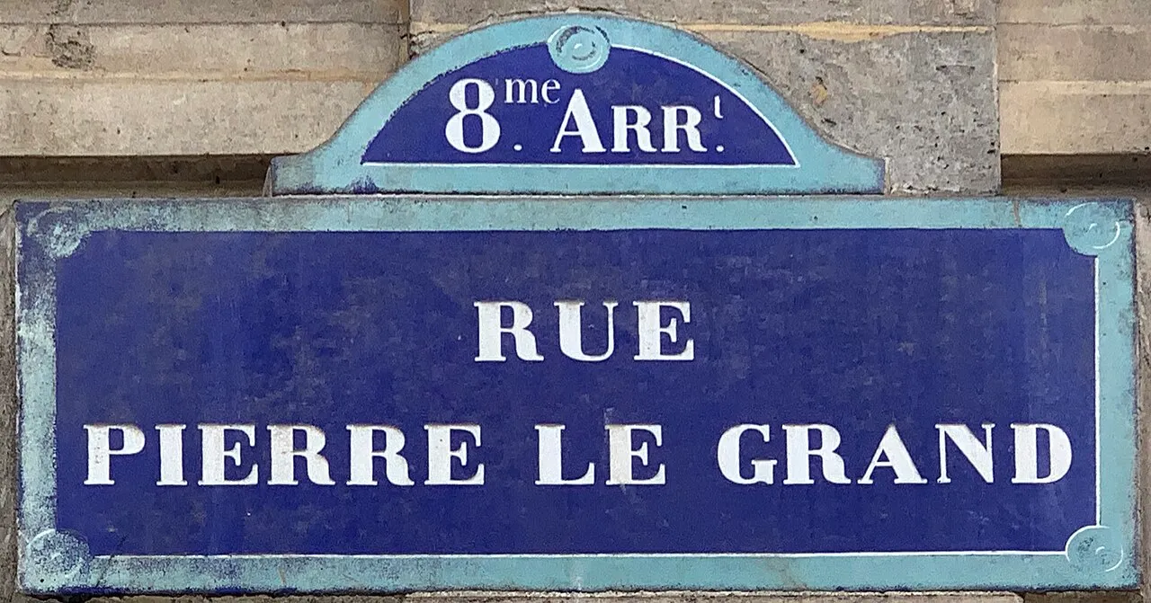 Réactivé, immeuble lisse, devanture bleu nuit fondé en 1928