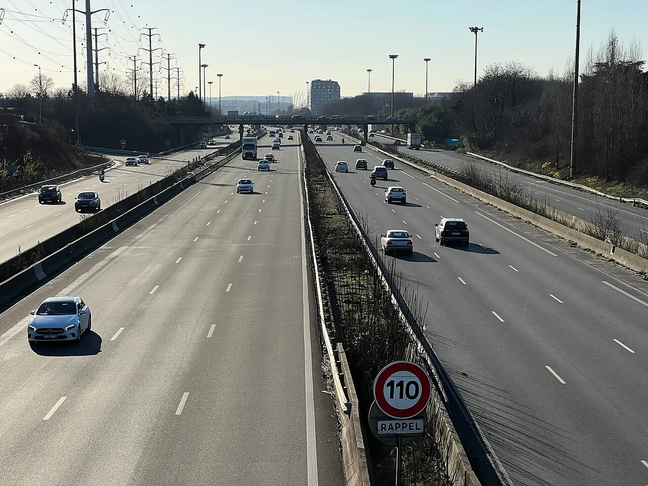 PA_1184 blanc, poteau, direction sud, pont