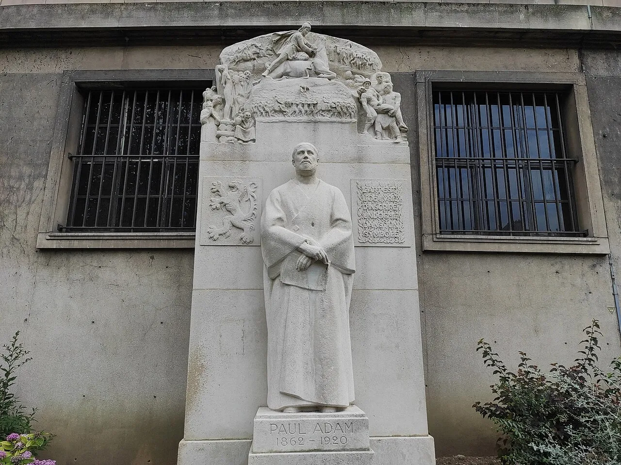 Monument à Paul Adam