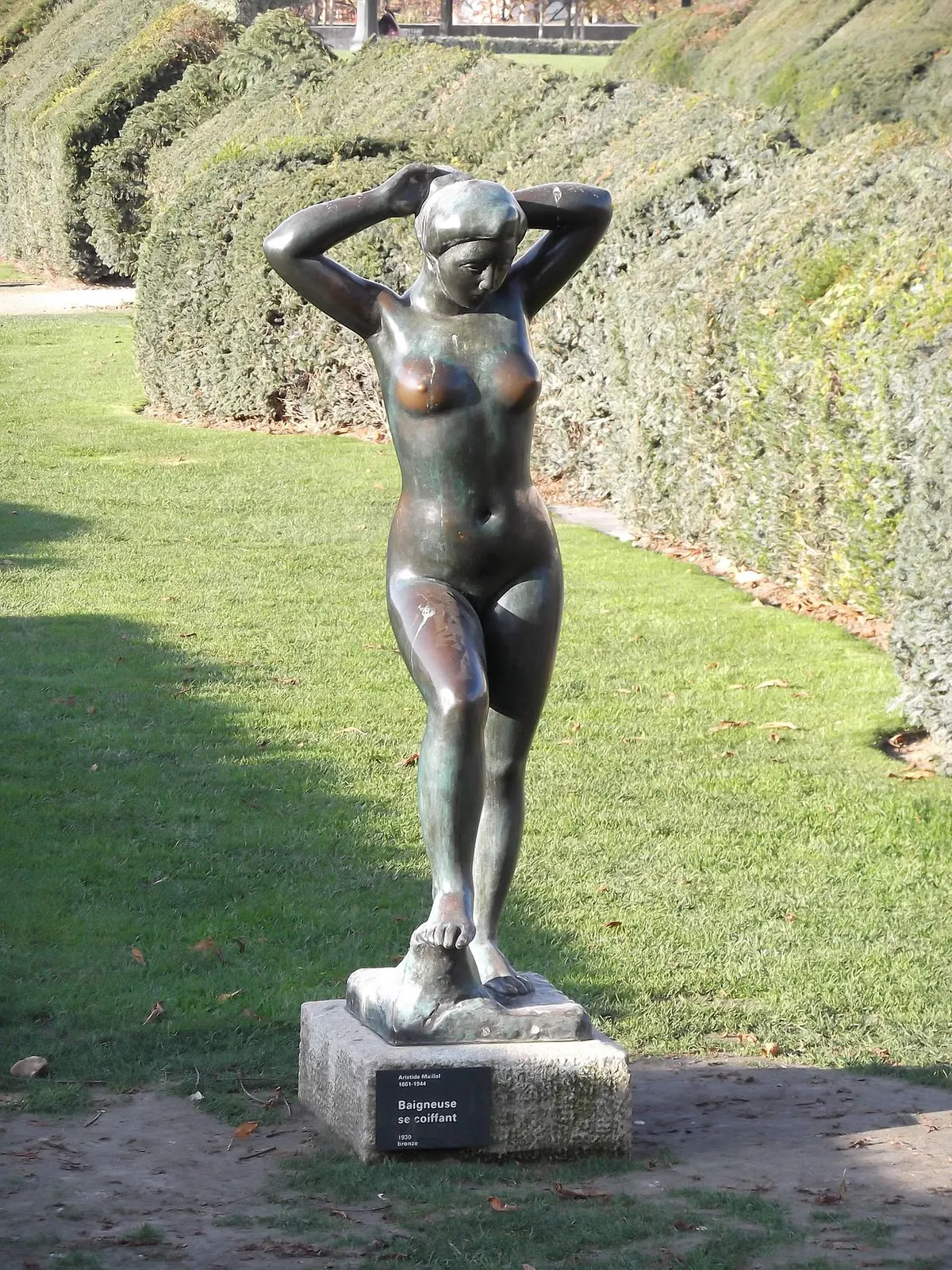 Baigneuse se coiffant