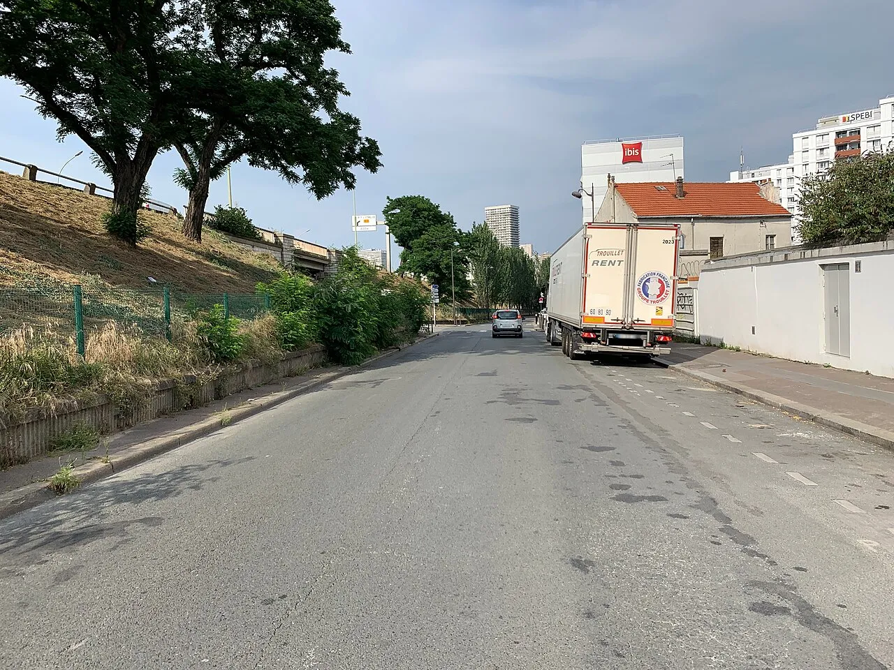 Groupe de trois athlètes hommes au repos