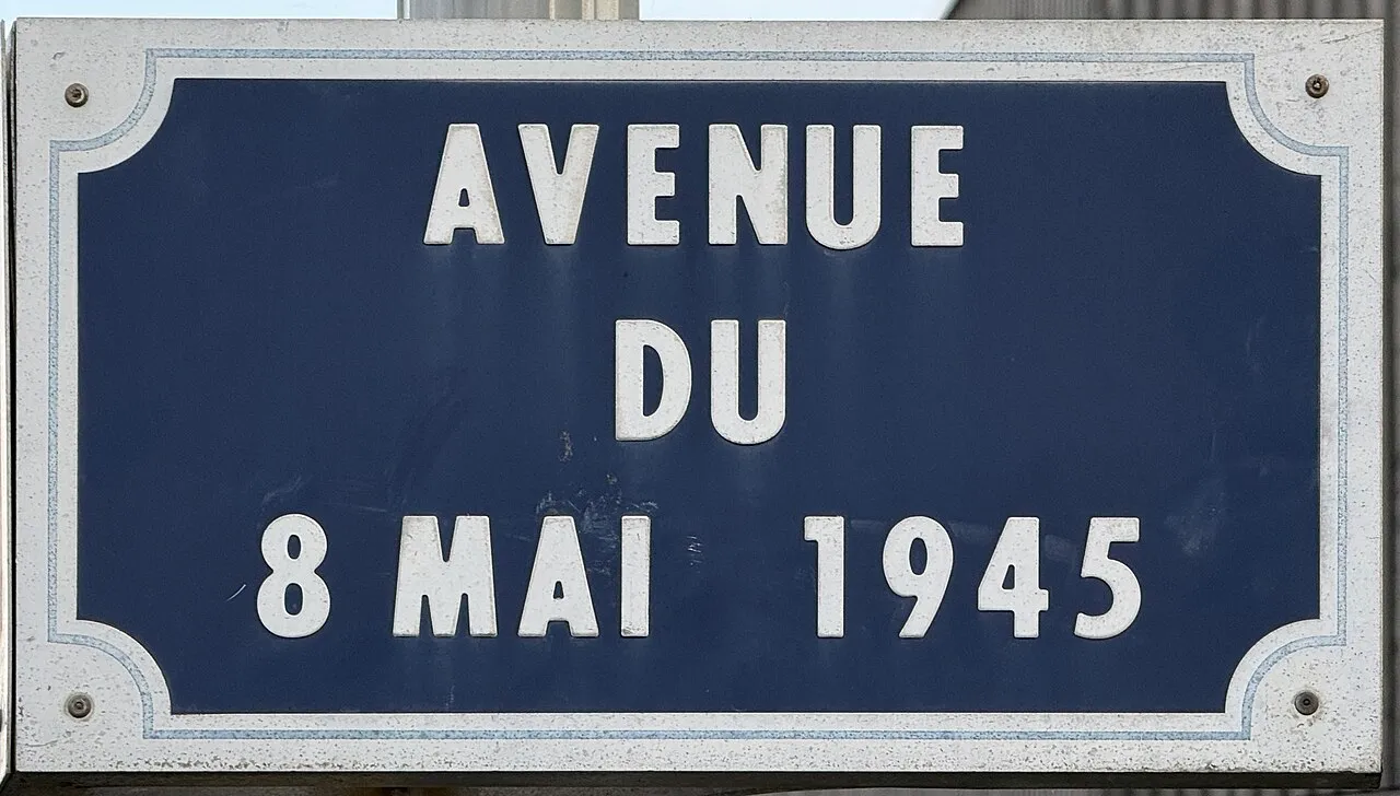 Grand angle sur le vieux porche