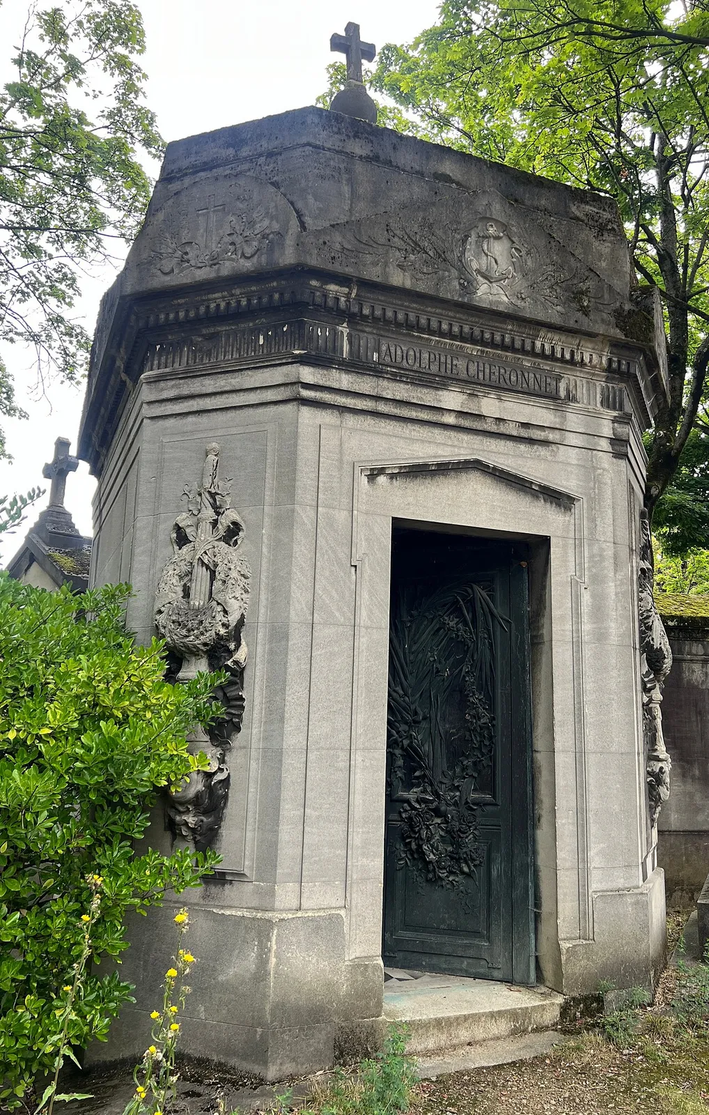 Tombe aux papillons