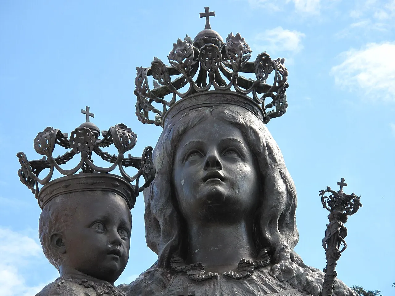 La Grande Statue de la Vierge à l'Enfant