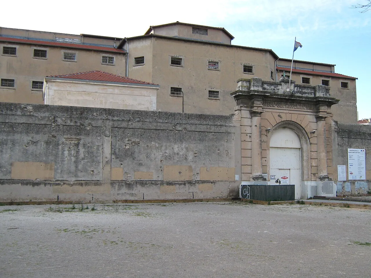 Porte de l'ancienne prison départementale du Var