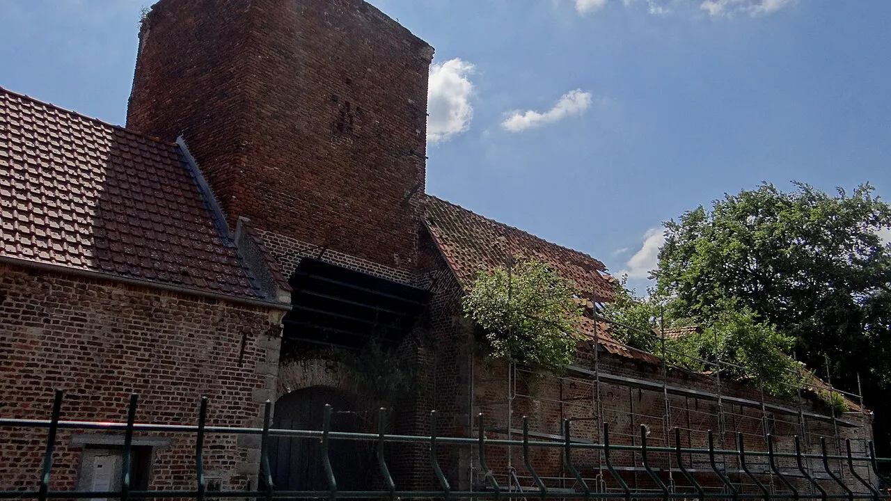 Motte centrale avec basse-cour