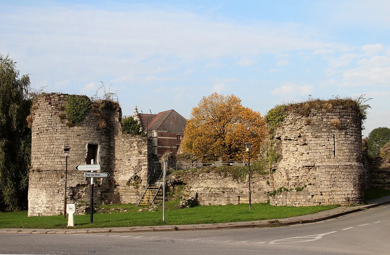 Ruines du château Médiéval de Vaulx (14e siècle)