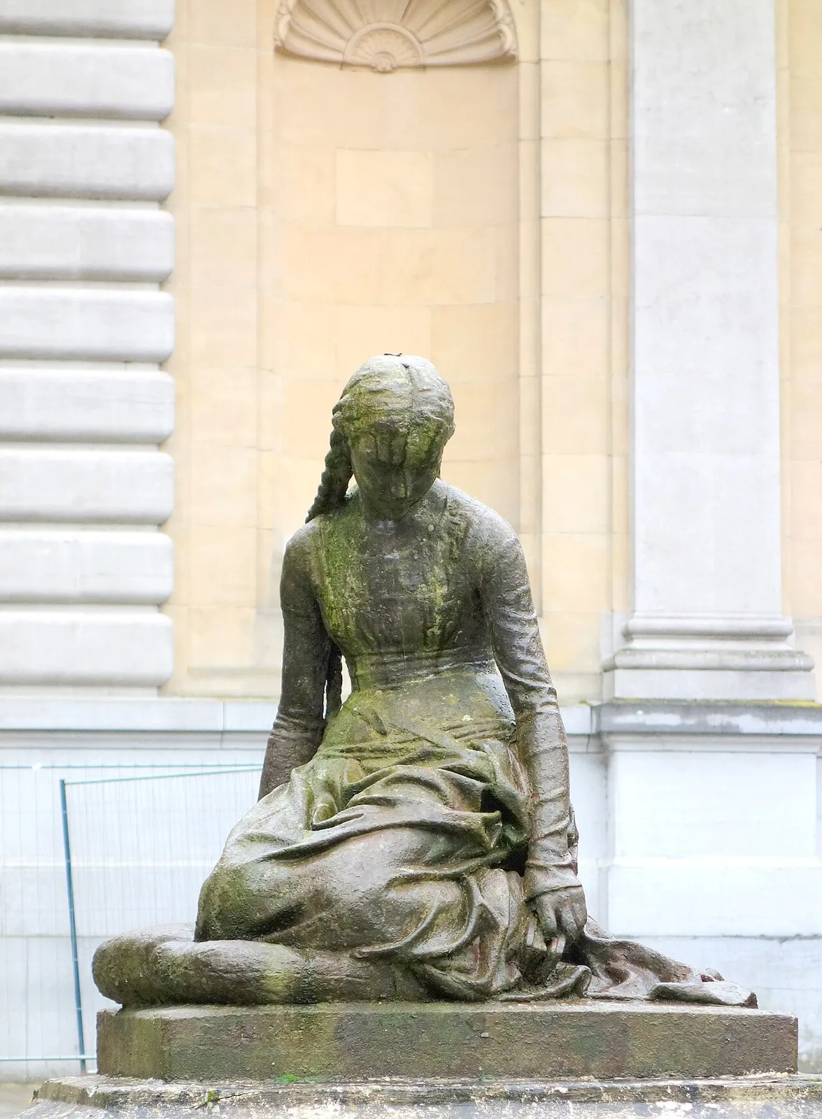 Marguerite à l'église