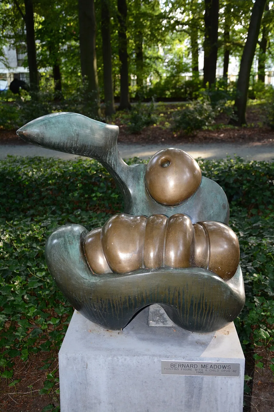Pointing Figure with a Child Opus 82