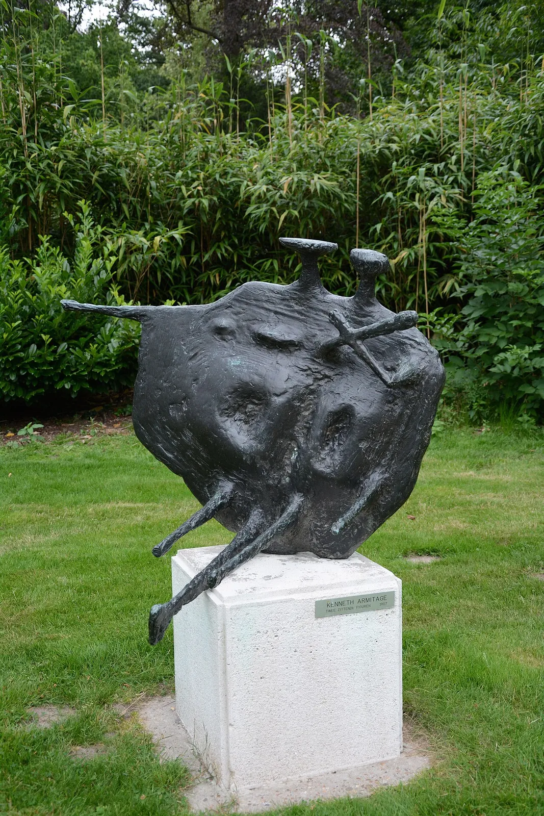 Twee zittende figuren
