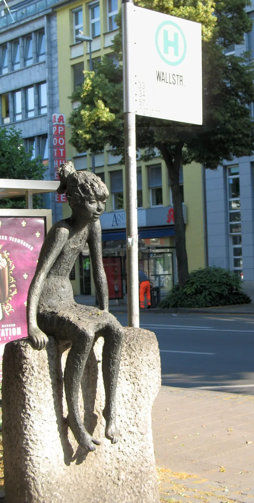 Mädchen auf der Mauer