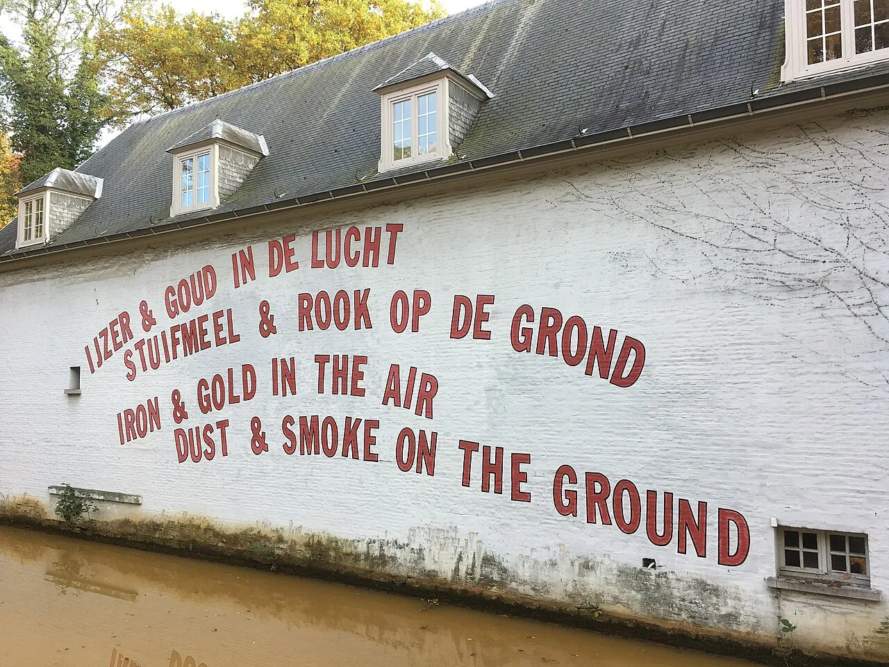 IJzer & goud in de lucht, stuifmeel & rook op de grond