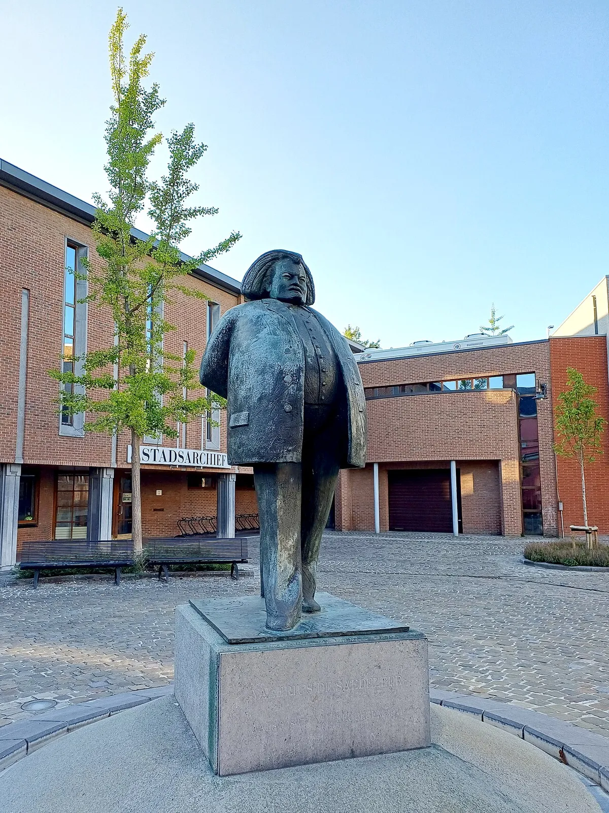 Standbeeld Valérius De Saedeleer