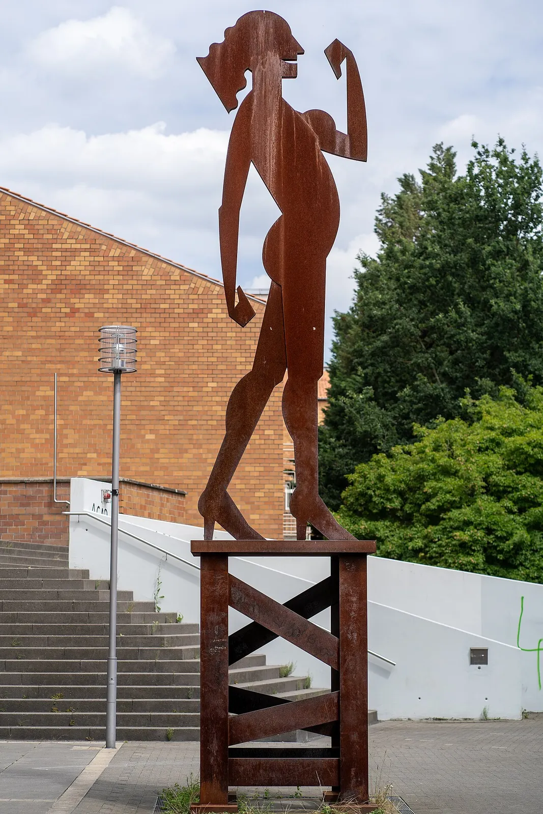 Frau mit Armen
